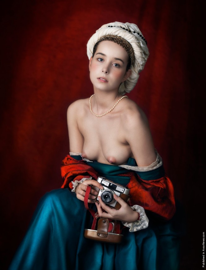 Young woman with camera © Mariano Vargas